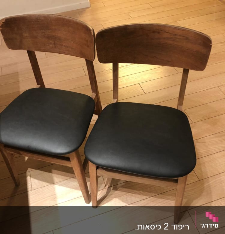 שני כיסאות עץ עם ריפוד שחור על מושביהם